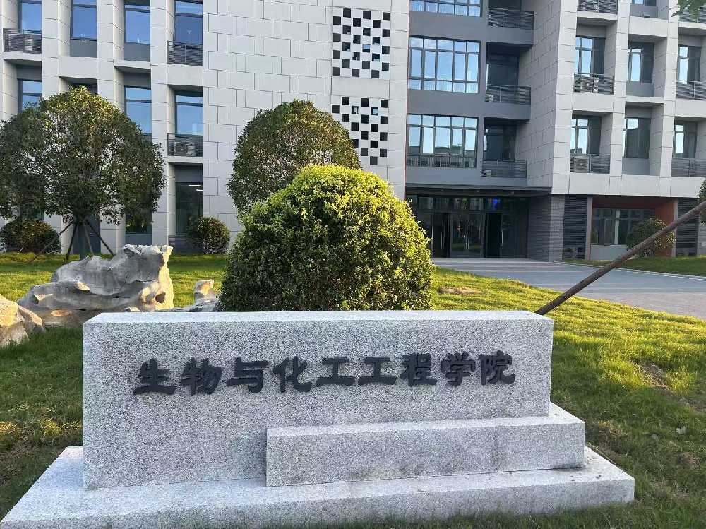 泸定县扬州职业大学体育场高杆灯项目